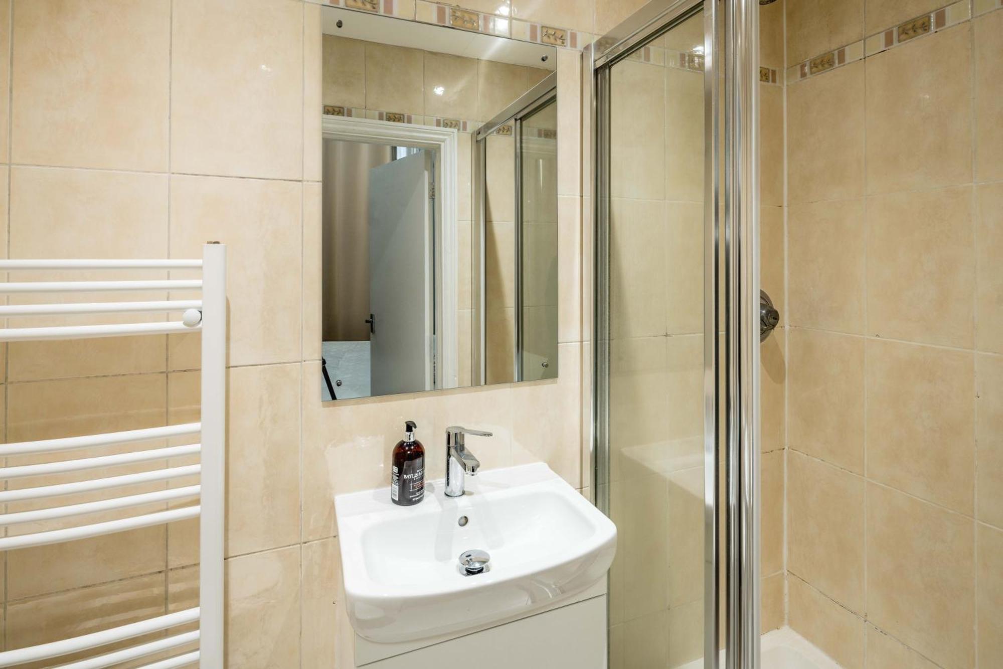 Gloucester Station Gem: 3 Bedroom Oasis Londyn Zewnętrze zdjęcie